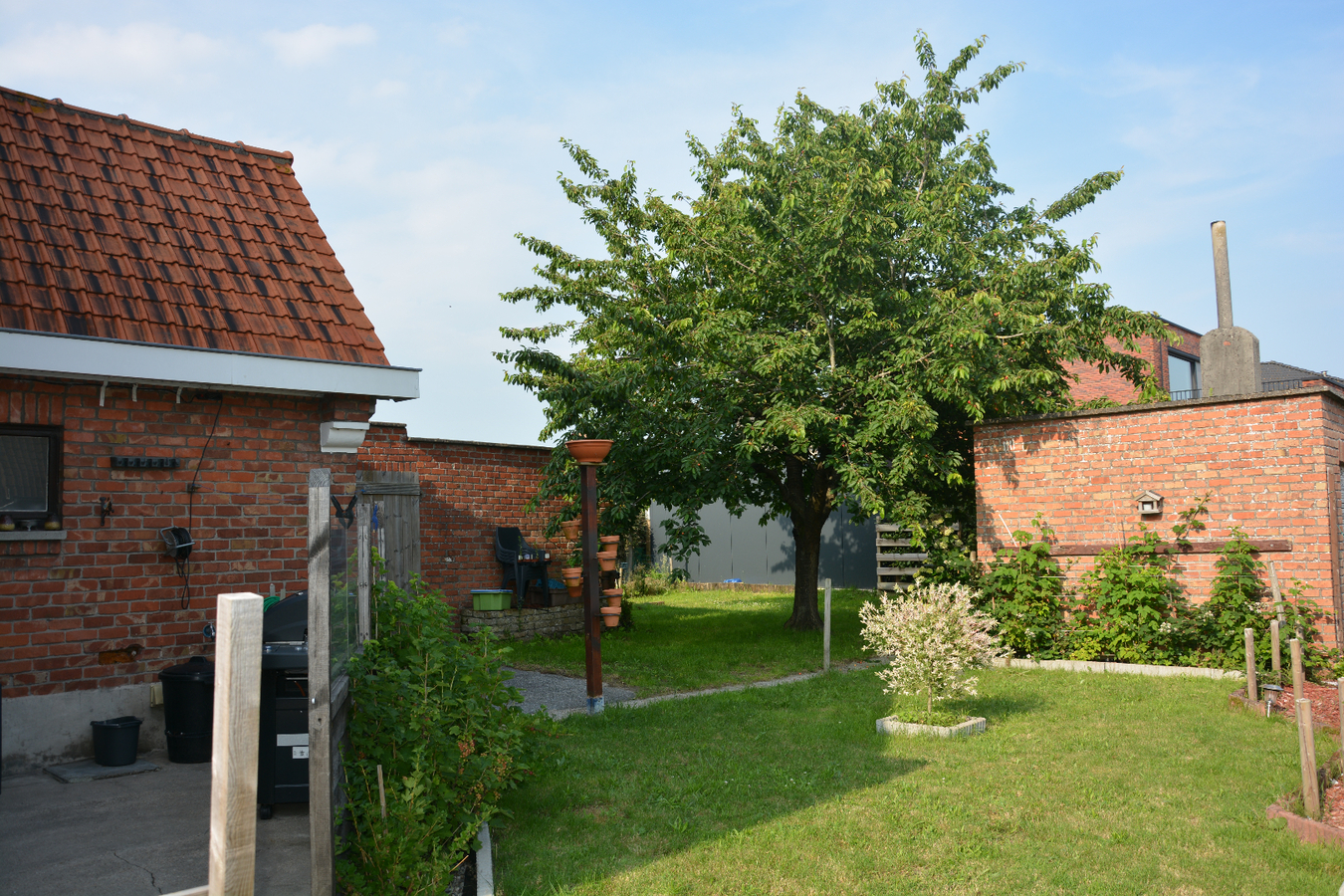 Alleenstaande woning met garage en mooie tuin 