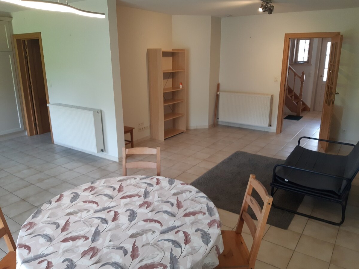 Goed gelegen woning met terras en tuintje. 