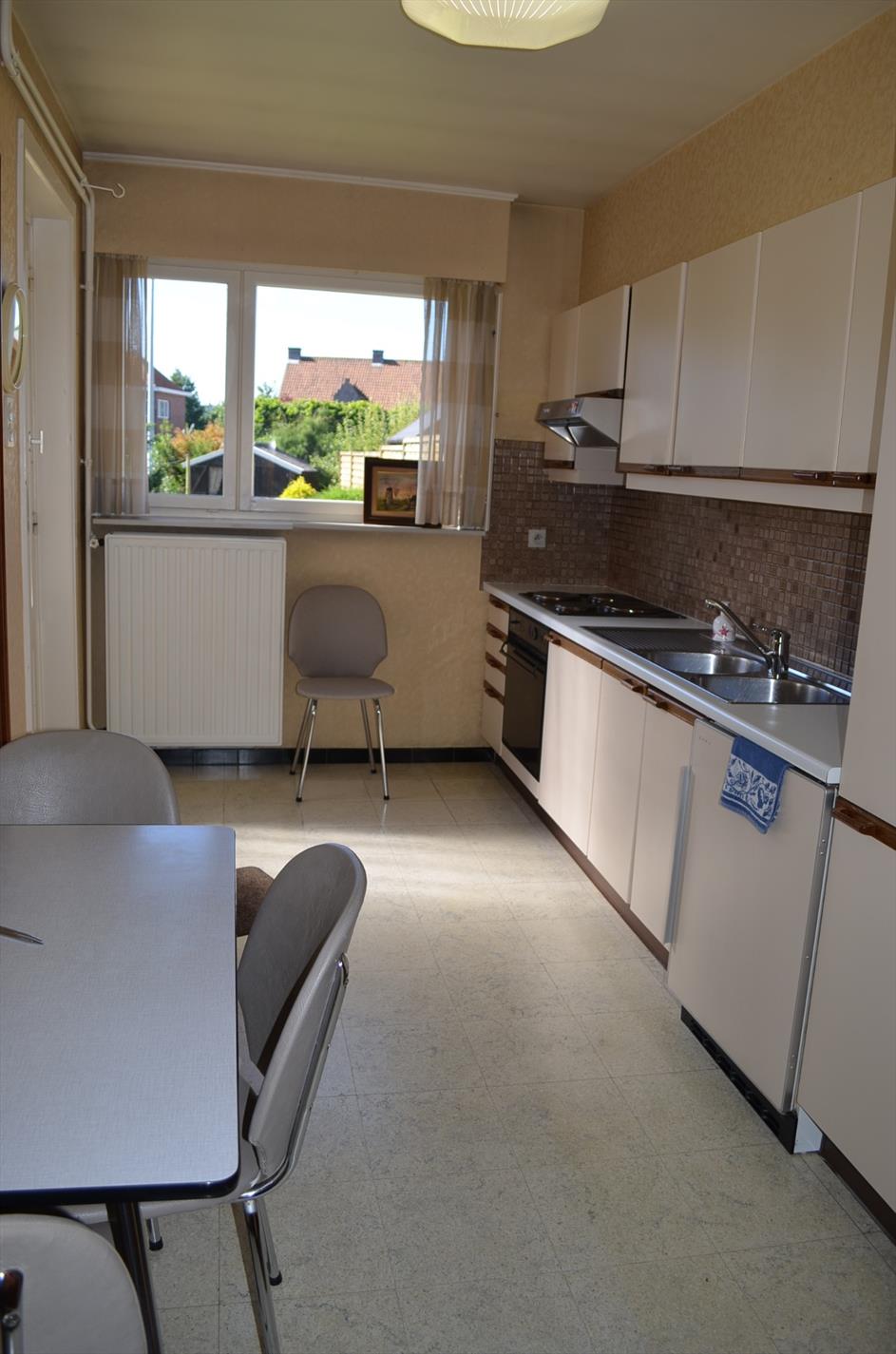 Op te frissen woning op 709m² rustig gelegen te Adegem 