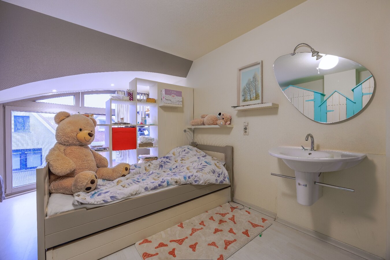 Ruime en veelzijdige bel-étagewoning met 5 slaapkamers, zuidgerichte terrassen en studio/praktijkruimte nabij de zeedijk. 