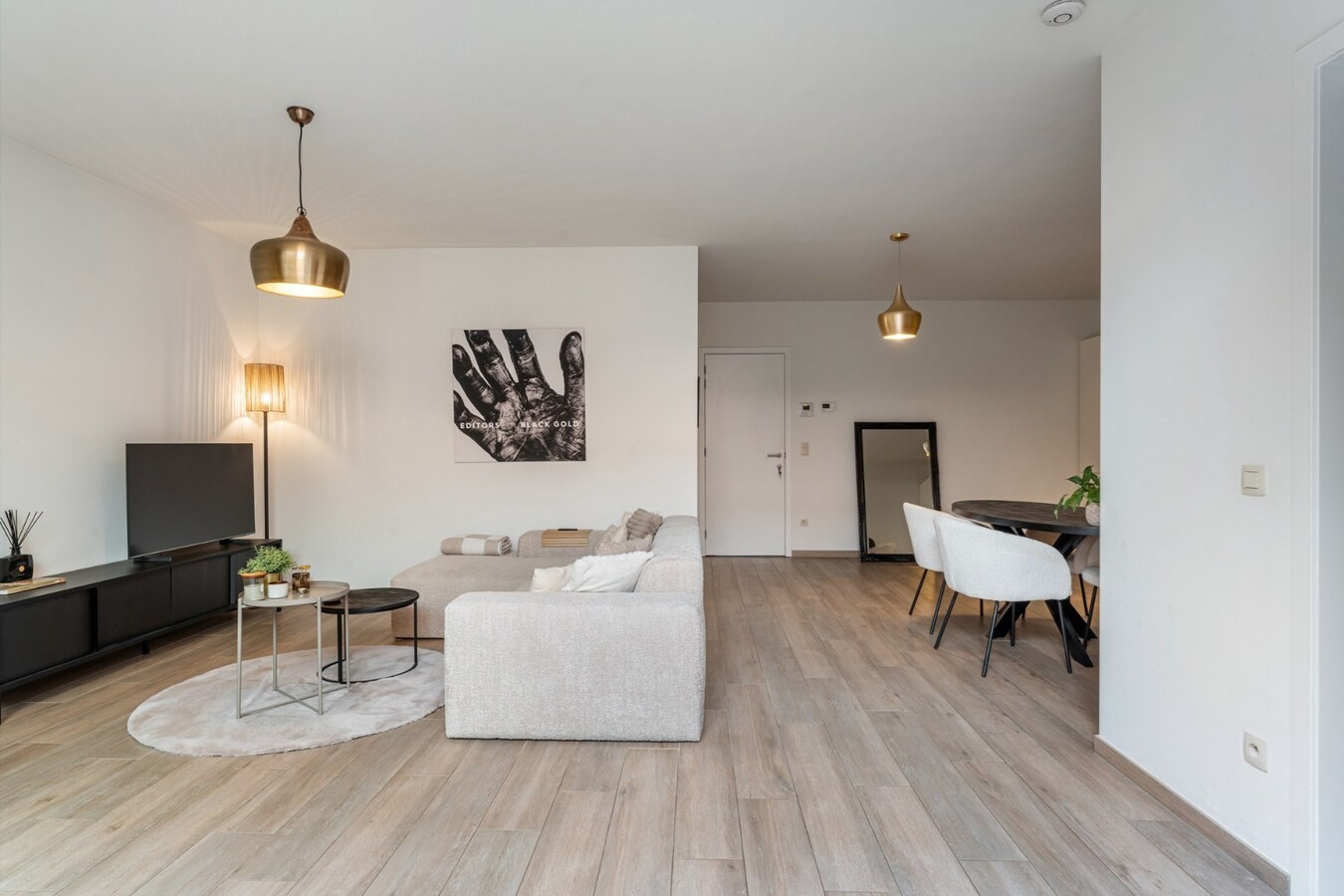 Recent, hoogwaardig afgewerkt gelijkvloers appartement, met terras en inpandige garage, in het centrum van Maaseik! 