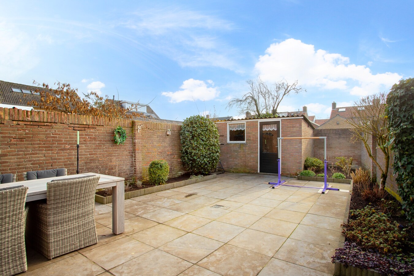 Welkom in deze verrassend ruime en charmante hoekwoning nabij het centrum van Reusel! 