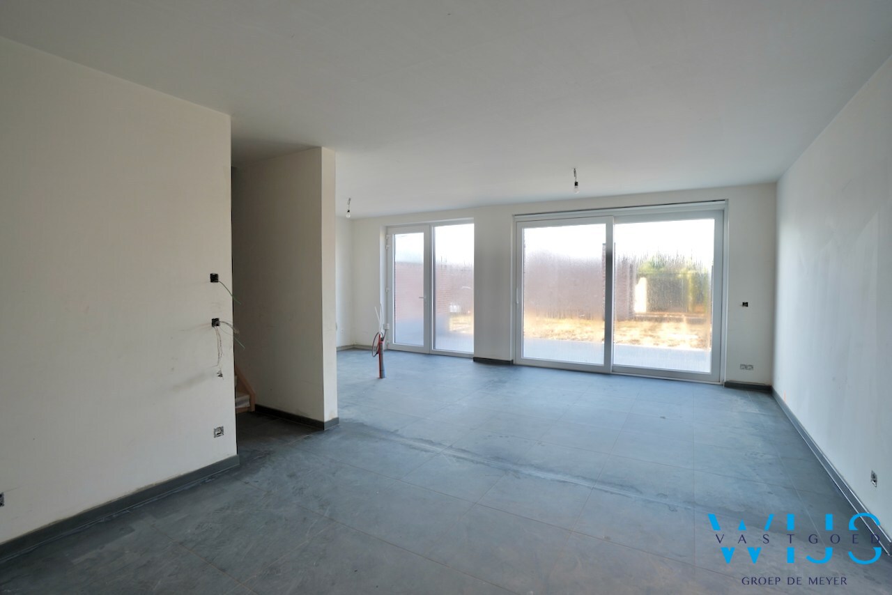 Nieuwbouw met 5 slaapkamers te Oosteeklo ! 