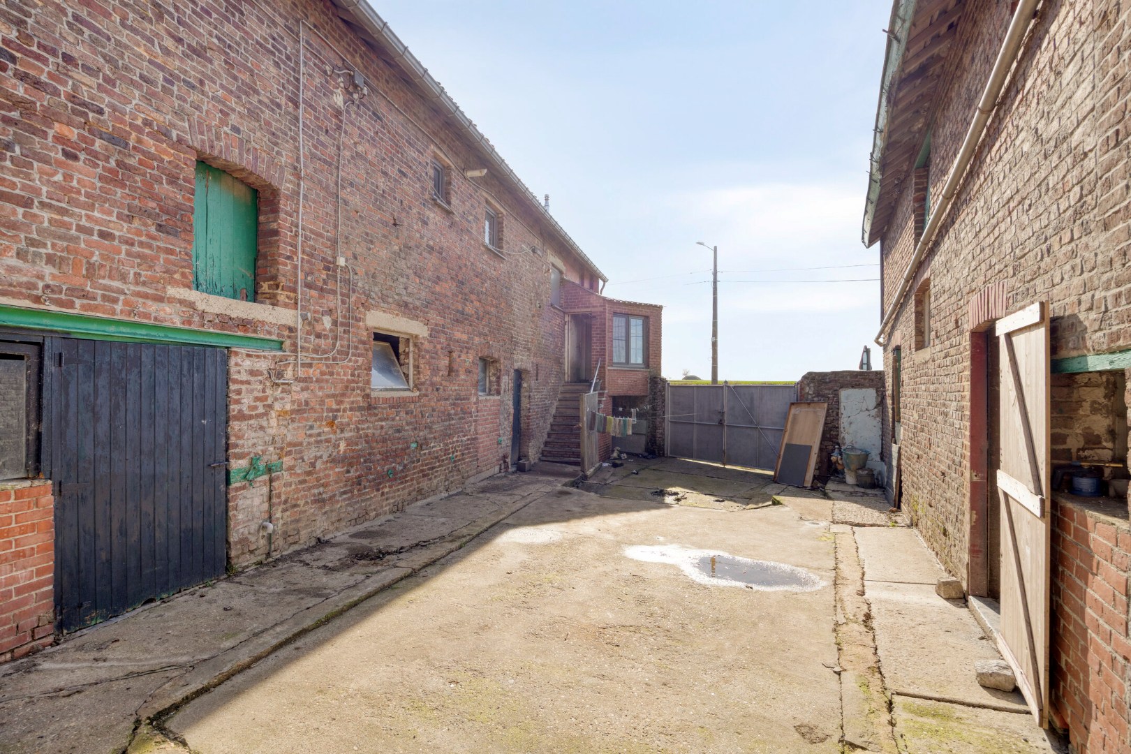 binnenkoer met poort 