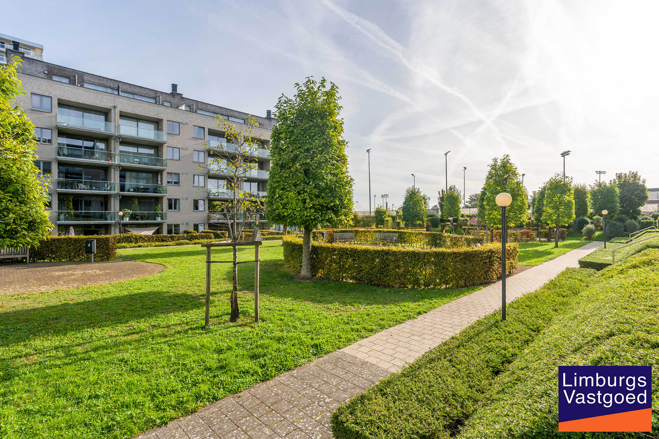 Gelijkvloers appartement (105m²), 2 slpk, tuin/terras, autostaanplaats + kelderberging 