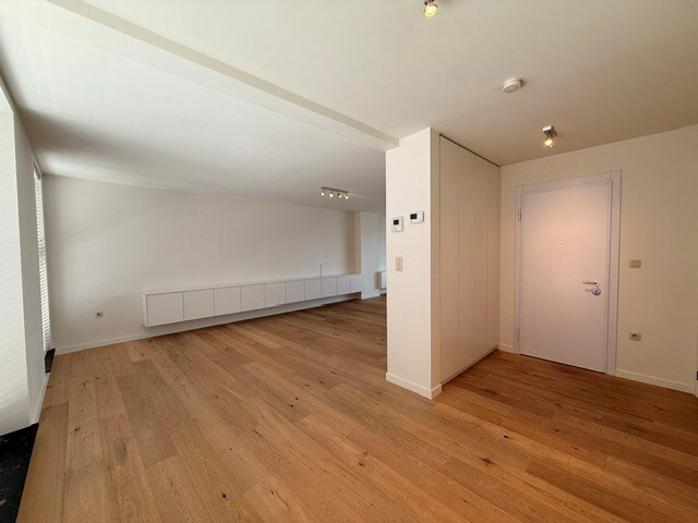 Luxe duplexappartement te huur in het hart van Maaseik, met lift, 2 slaapkamers en 2 terrassen. 