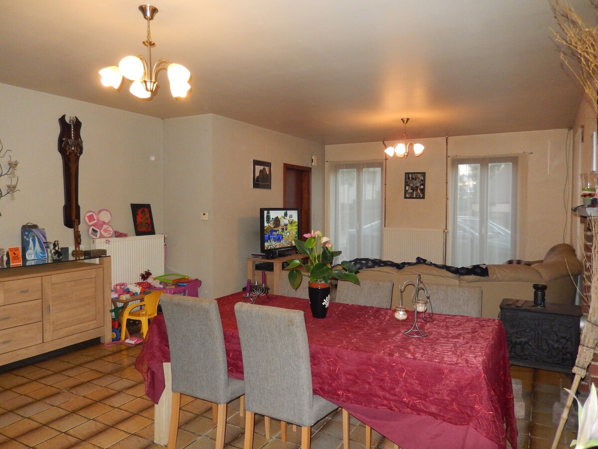 Op te frissen alleenstaande woning 