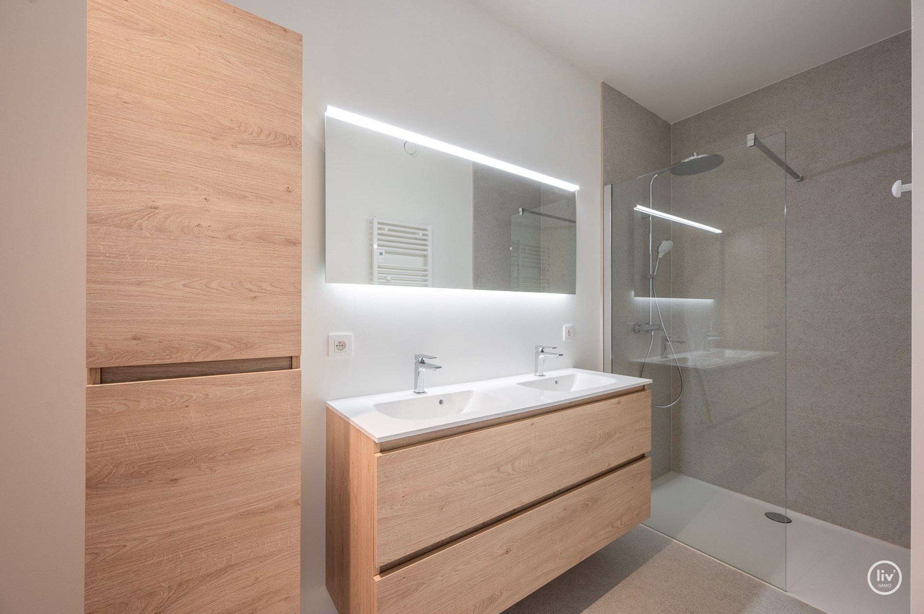 Duplex-appartement te koop in het prestigieuze en architectonisch nieuwbouwproject ‘Heldentoren’, gelegen aan het Heldenplein te Heist met frontaal zicht op de zeedijk en Zee nabij de talrijke winkels 