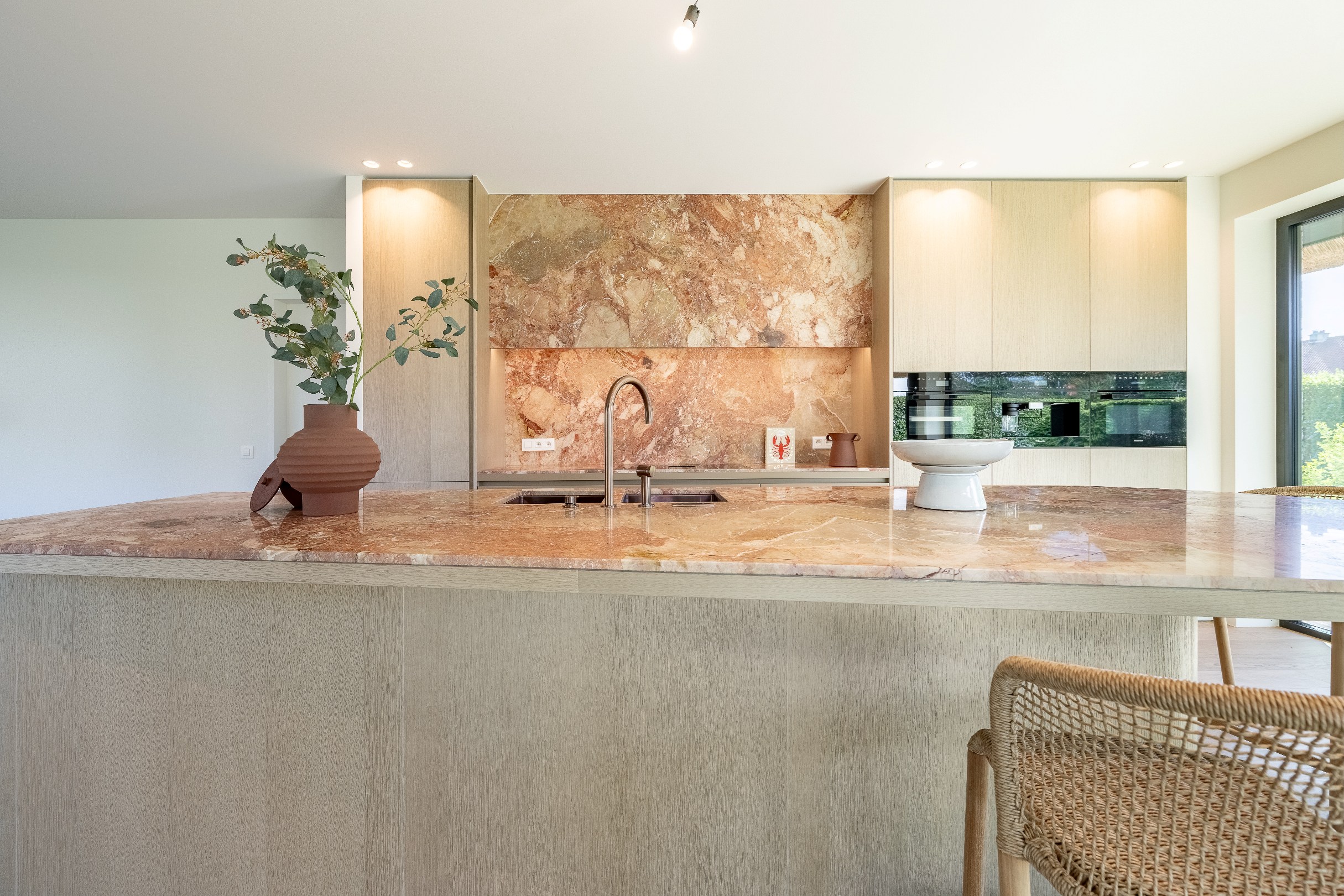 Indrukwekkende nieuwbouwvilla in hartje Zoute op enkele passen van de golf te Knokke. 