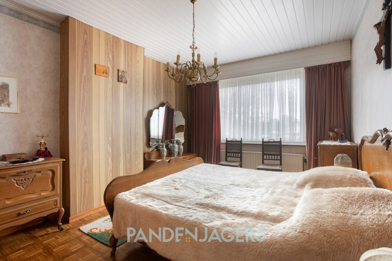 Ruime woning met zij-ingang en achterliggende garage te OLVW 