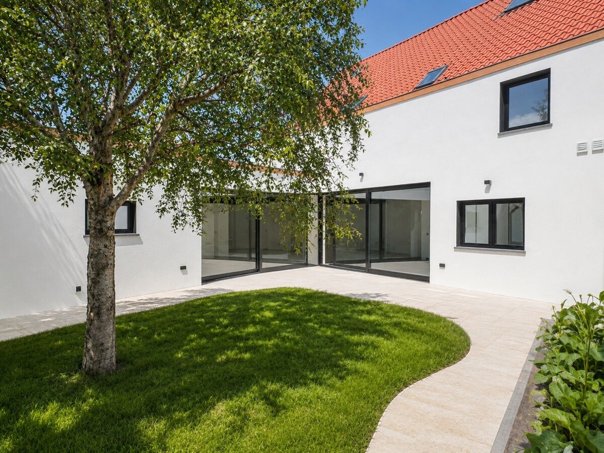 Volledig gerenoveerde stadswoning met dubbele gevelbreedte, inpandige garage en zonnige tuin 
