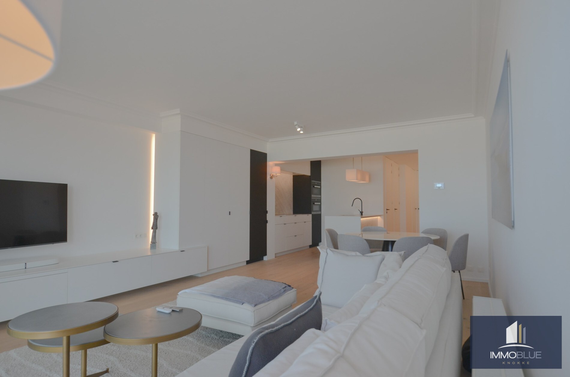 Appartement élégant, récemment rénové, avec vue frontale sur la mer. 