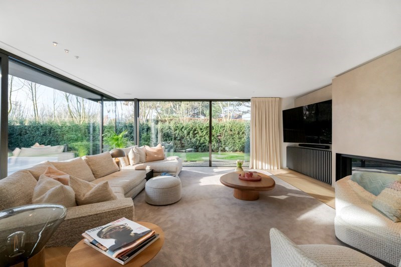 OPENDEURDAG Zaterdag 11/04  tussen 14u en 16u (Graaf Jansdijk 244) Prachtig vernieuwde koppelvilla rustig gelegen tussen Knokke centrum en Het Zoute met een perfecte Zuid-West oriëntatie. 