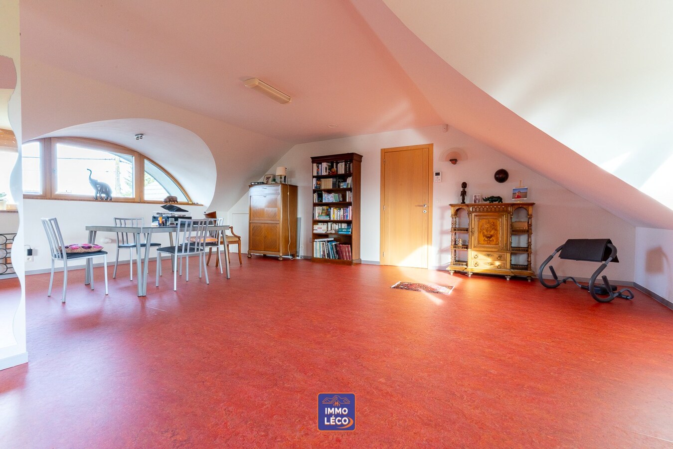 Villa "Semi Plain-Pied" érigée sur 1251m², double garage, parking 7 voitures, COUP DE COEUR ABSOLU ! 