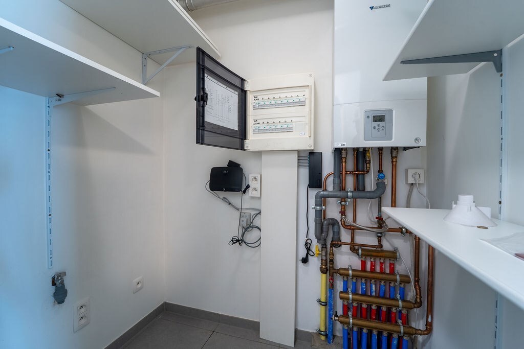 GUNSTIG GELEGEN 2 SLAAPKAMER APPARTEMENT 94 M² MET ONDERGRONDSE AUTOSTANDPLAATS EN KELDERBERGING IN HET CENTRUM VAN ZOLDER 