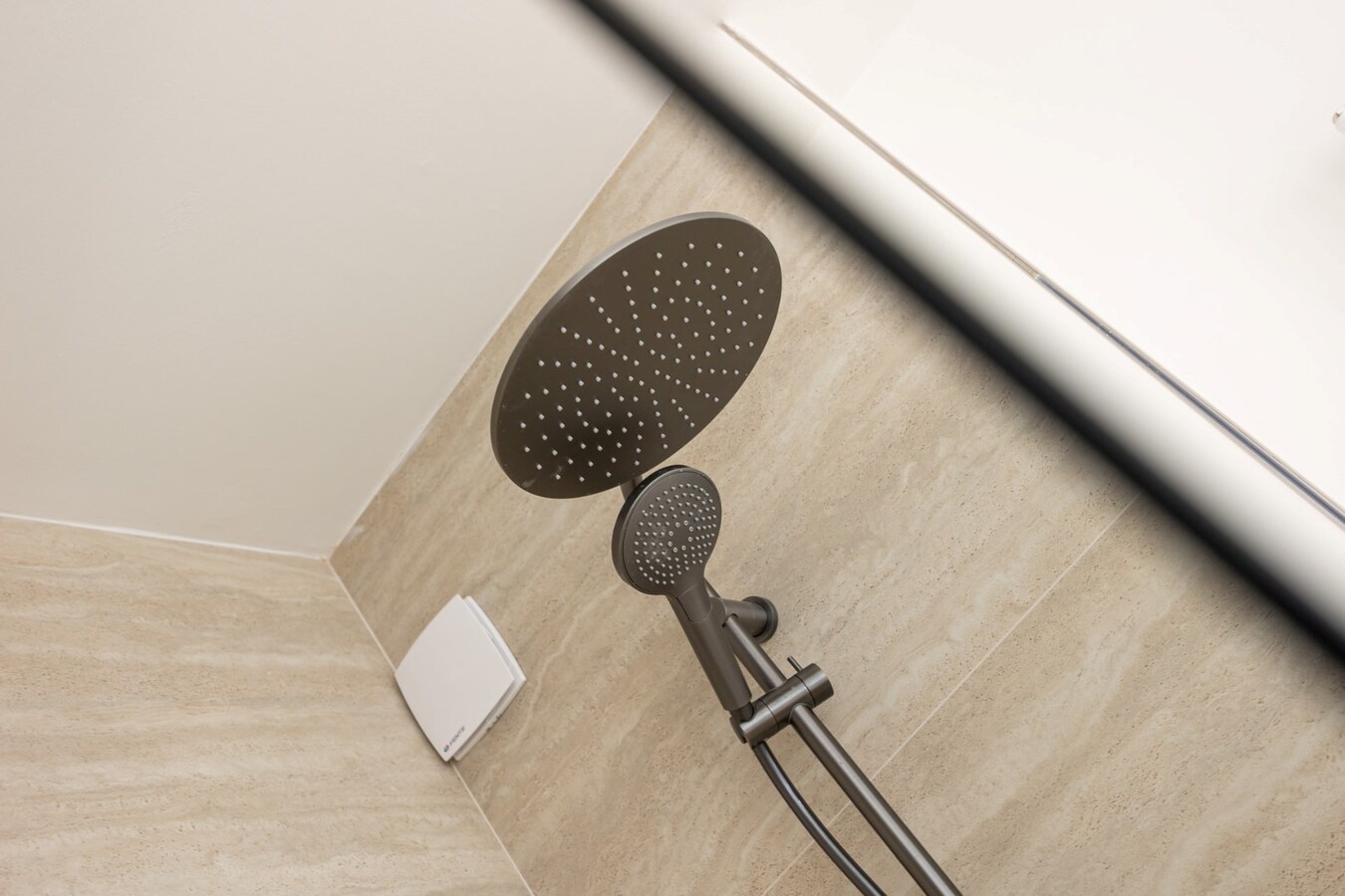 Gerenoveerd glvl appt met tuin te Kontich! 