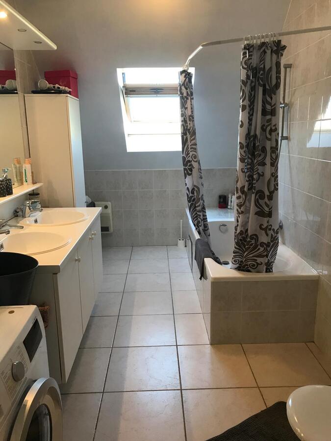 Ruim duplex-appartement met garage 