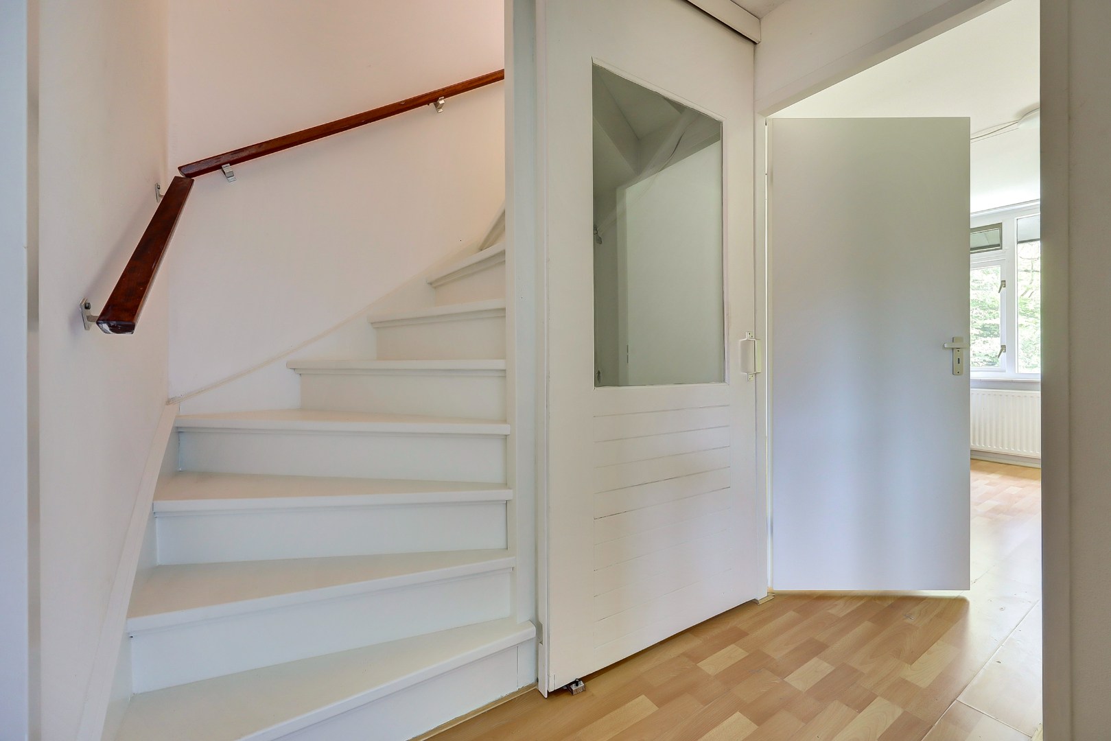 Goed onderhouden geschakelde  5-kamer woning, instapklaar, parkeerplaats, berging, zonnige tuin en gelegen in de zeer kindvriendelijke wijk Ommoord. 