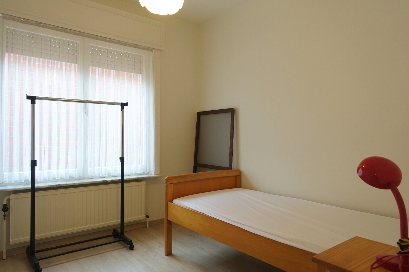 Ruime halfopen bungalow met zongerichte tuin 