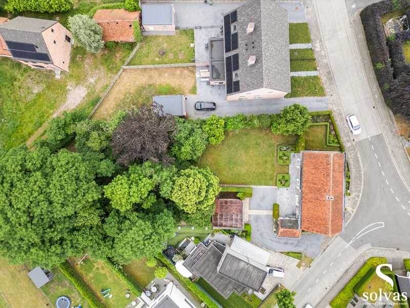 PROJECTGROND; Ruime half open bebouwing met grote tuin en 2 garages op perceel van 1545m² in Aalter 