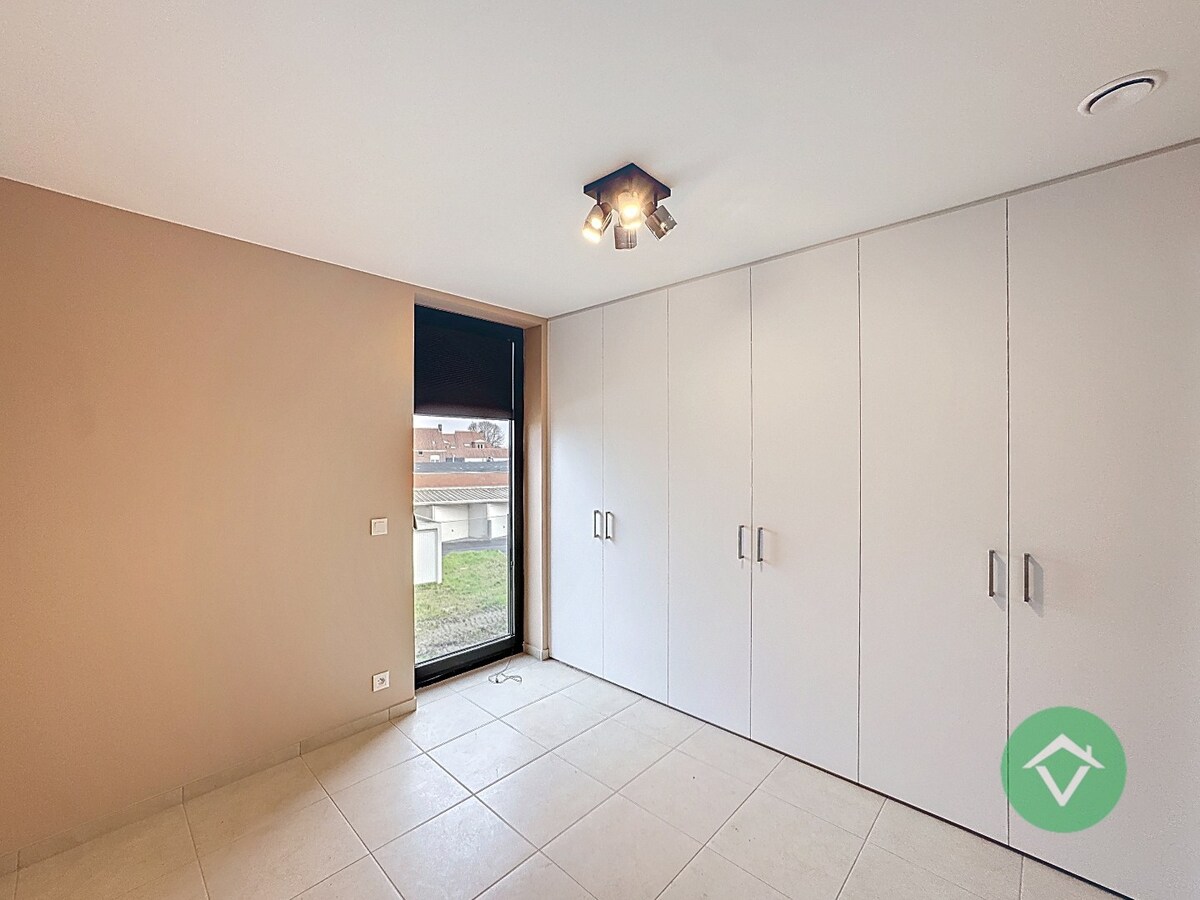 Volledig geschilderd Instapklaar appartement met garage in centrum Koekelare 