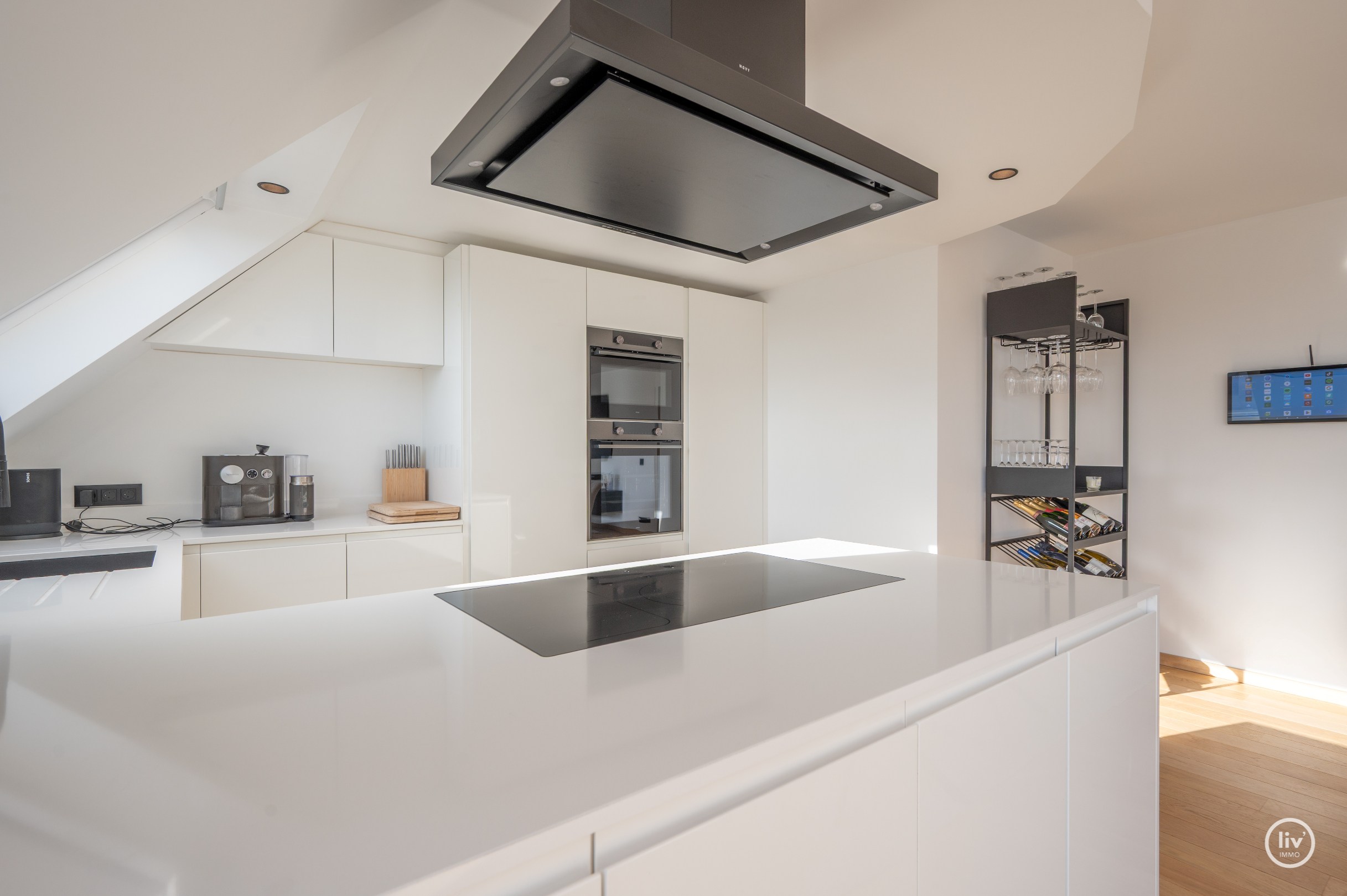 Uniek HOEK duplexappartement/penthouse met panoramisch uitzicht over de Dumortierlaan te Knokke. 