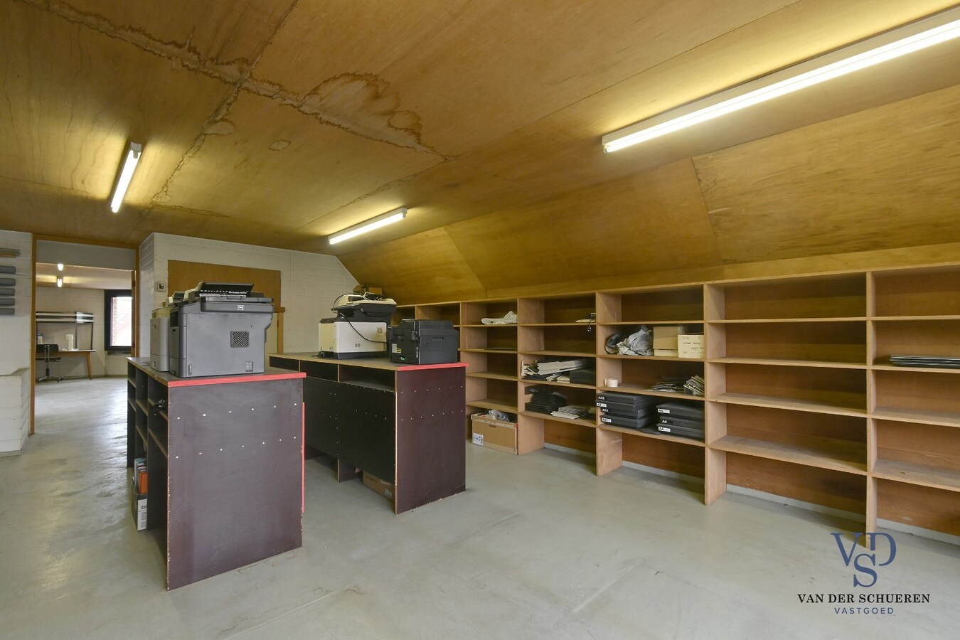 Ruim handelspand met penthouse in villastijl 