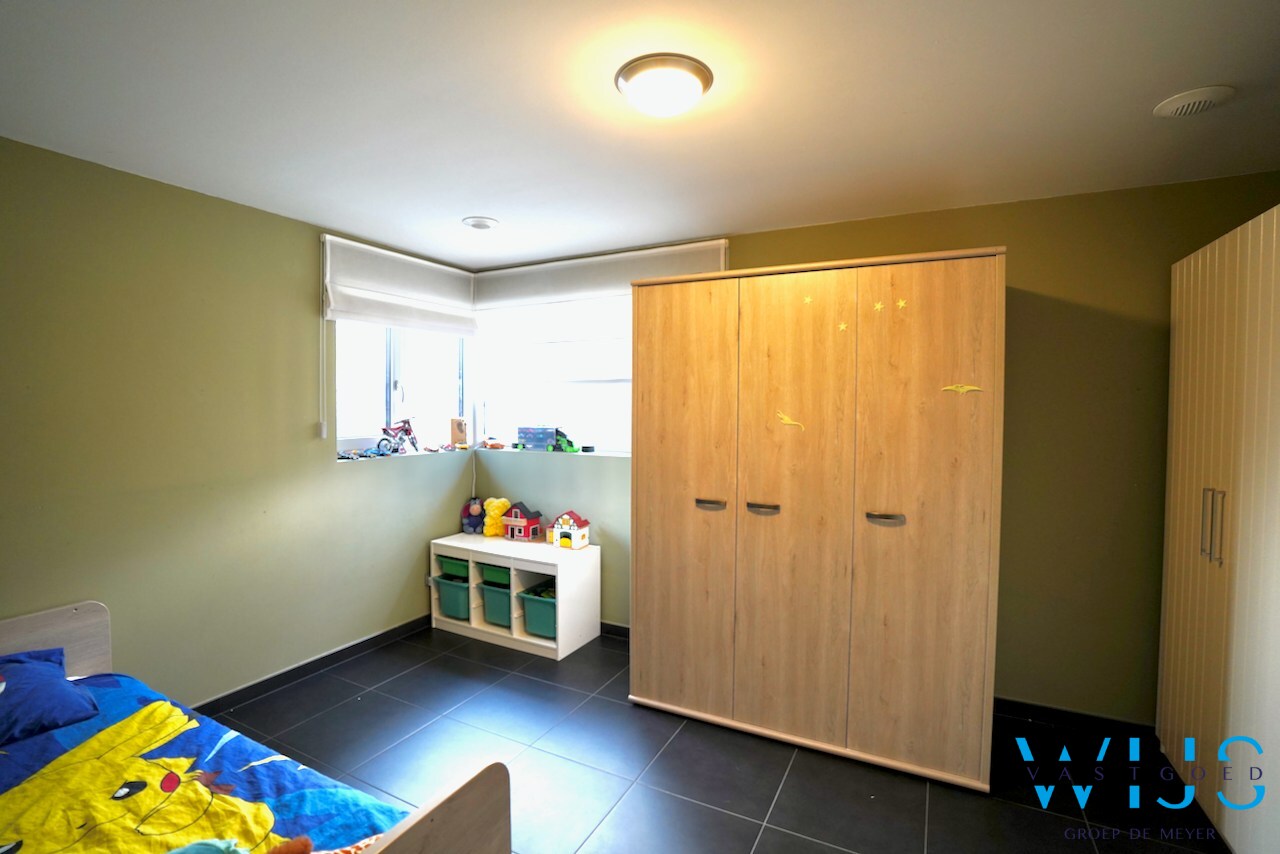 Enorm energiezuinig woonhuis in halfopen bebouwing te Eeklo ! 