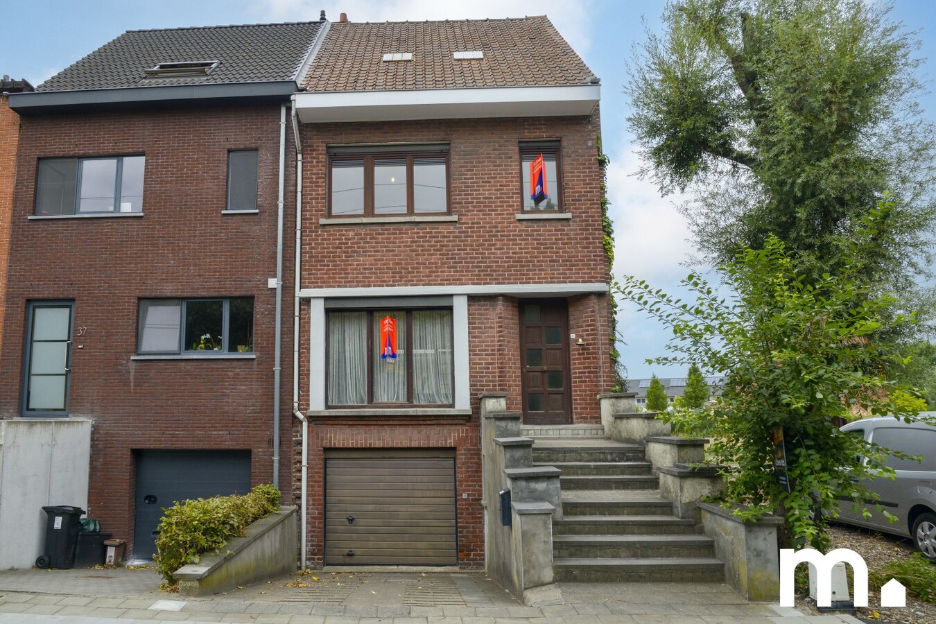 Te renoveren woning in Kortrijk met ruime zolder, zonnige tuin en dubbele garage ! 