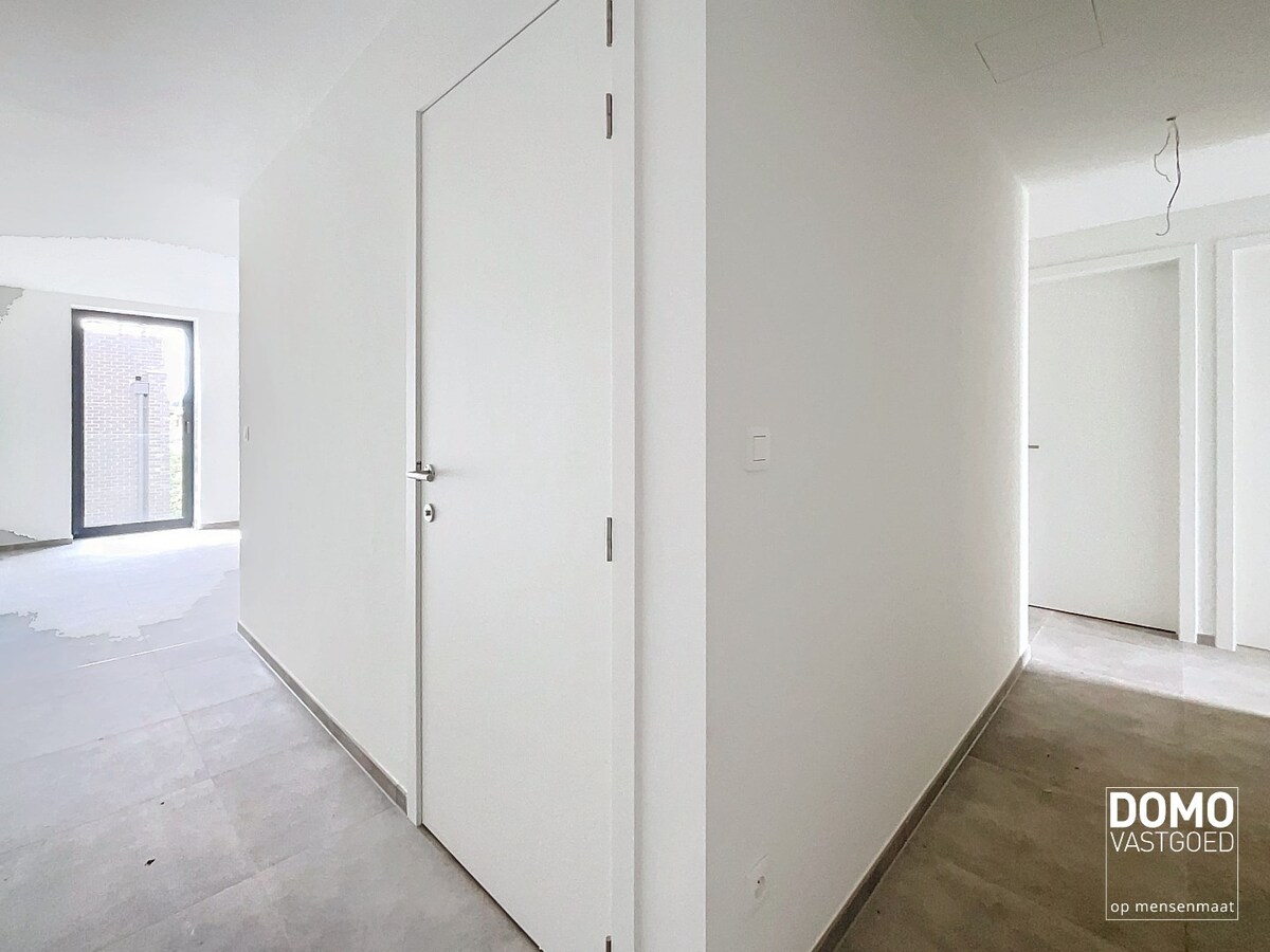 NIEUWBOUWAPPARTEMENT MET 2 SLAAPKAMERS, RUIM TERRAS, ONDERGRONDSE AUTOSTANDPLAATS EN KELDERBERGING AANWEZIG IN MAASMECHELEN 