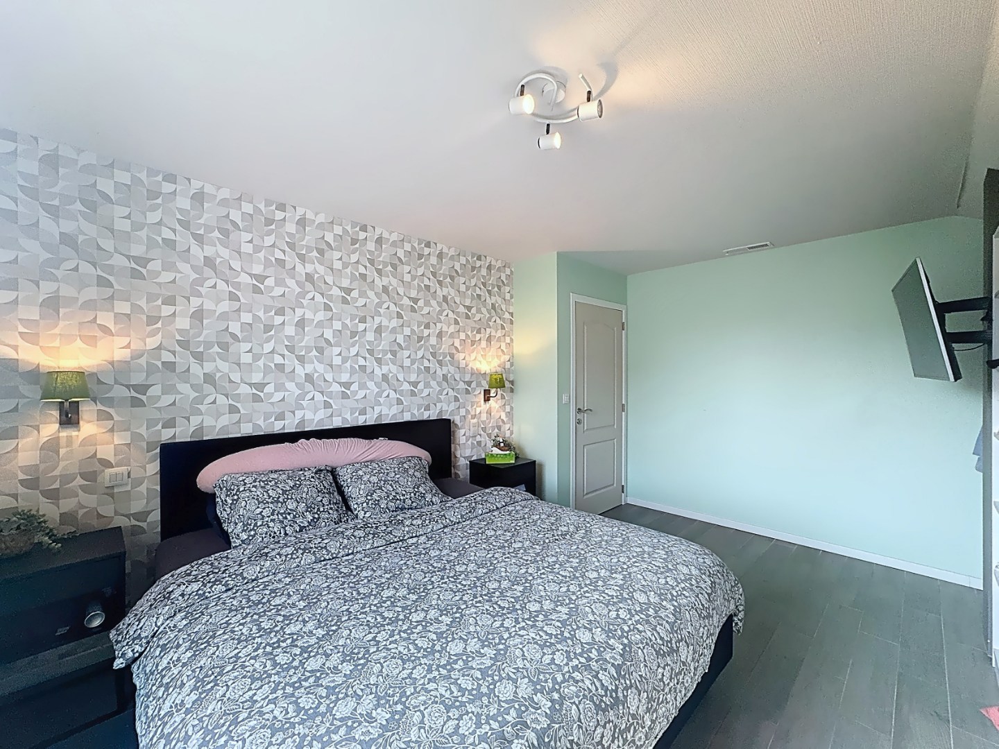 Ruime en recente halfopen bebouwing met 3 volwaardige slaapkamers 