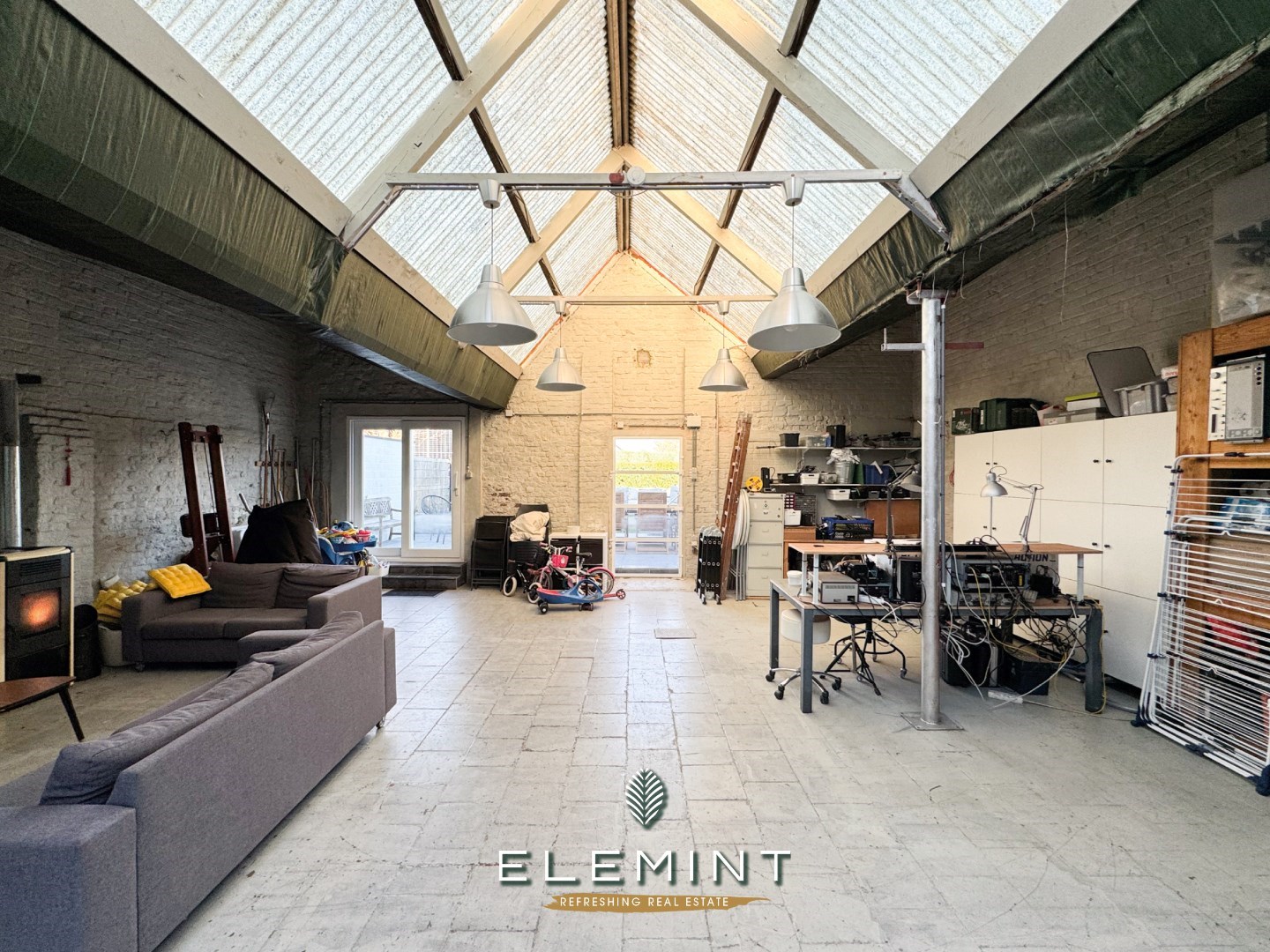 Gezinswoning met aanpalende magazijn en mooie tuin 