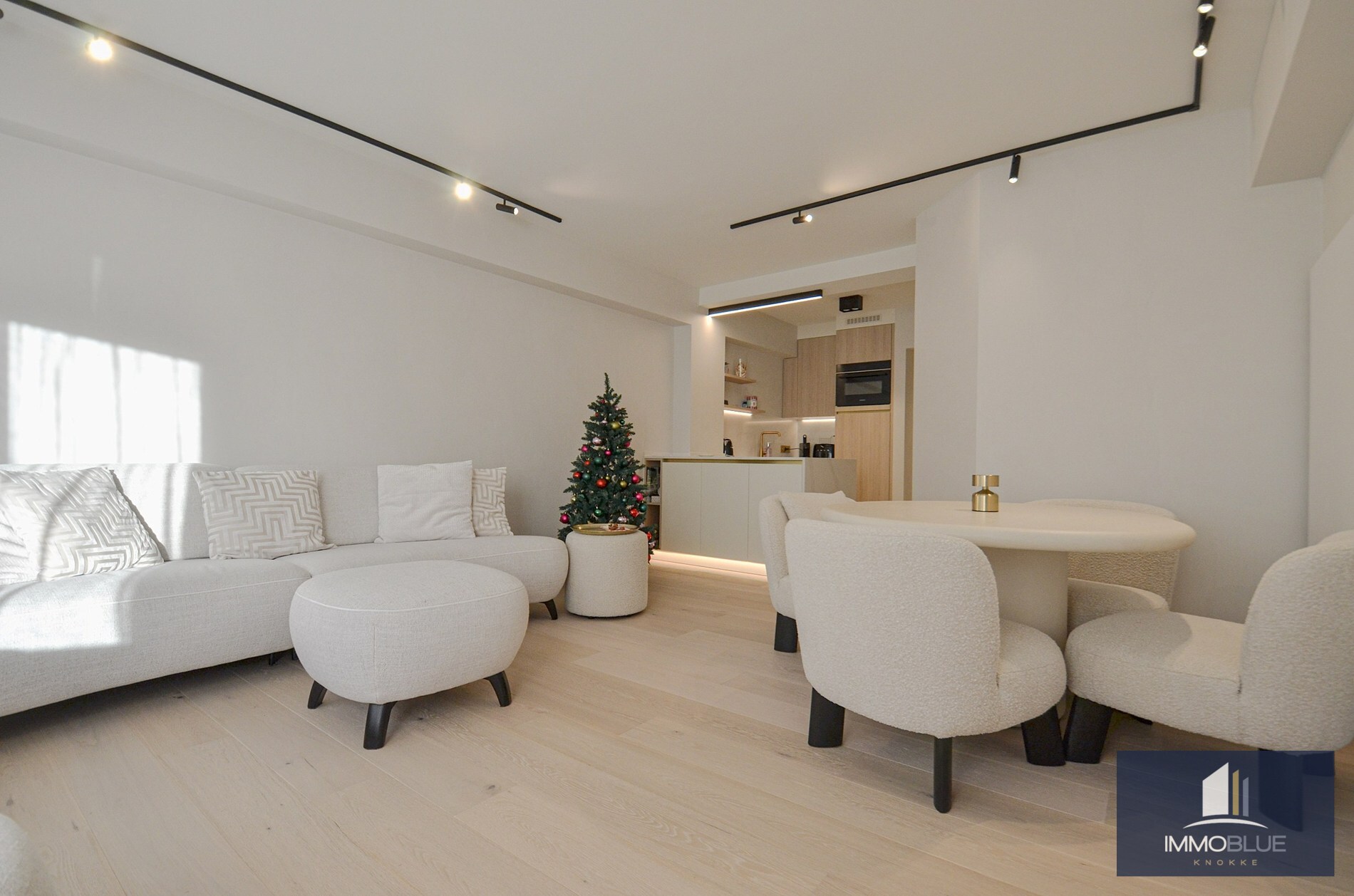 Stijlvol volledig gerenoveerd appartement  op wandelafstand van de zee én het commercieel centrum. 