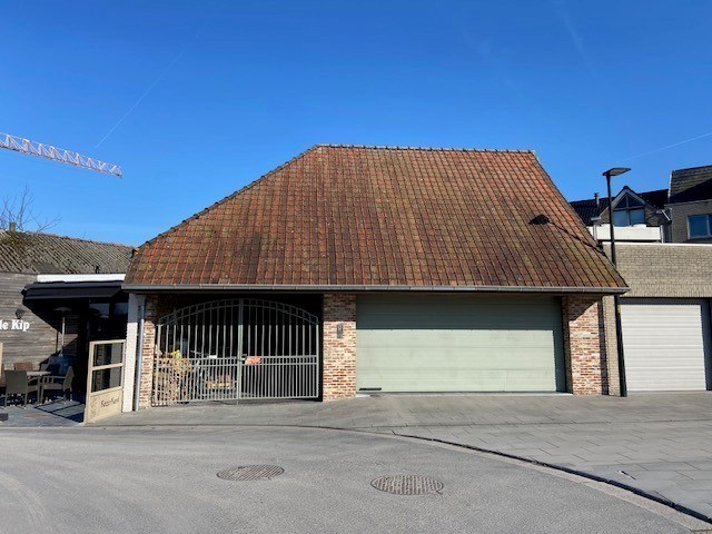 Multifunctioneel handelspand met luxueuze woonst op centrumligging in Sint-Eloois-Vijve! 