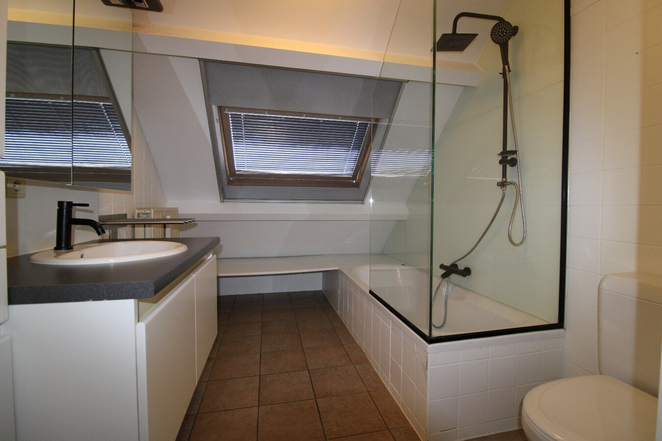 Ruim duplex appartement met mooi terras en garage 