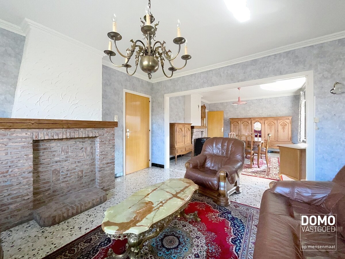 Te renoveren ruime open bebouwing, gelegen te Berbroek. 