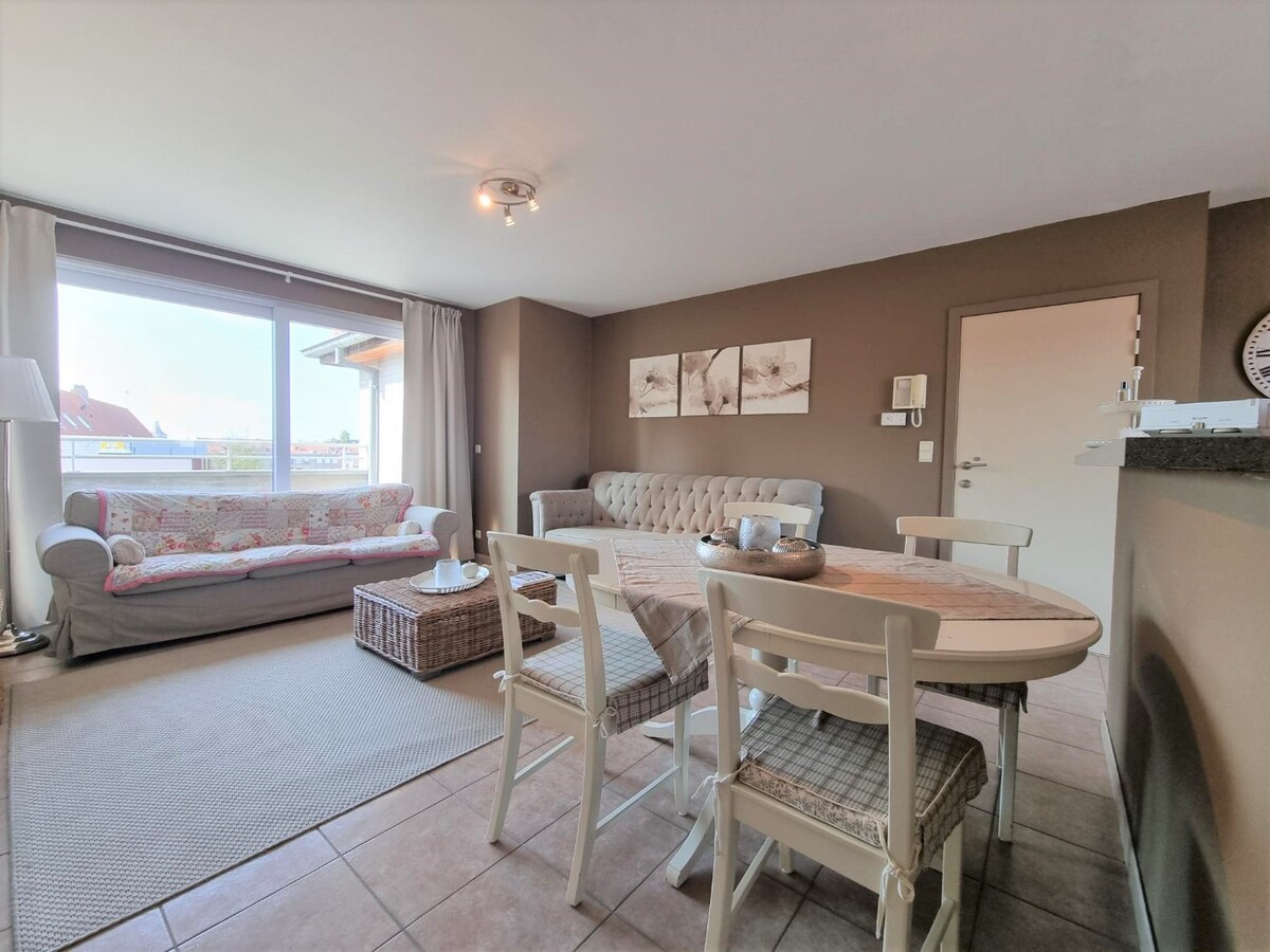 Zeer goed gelegen, gezellig appartement met grote terrassen te Heist 