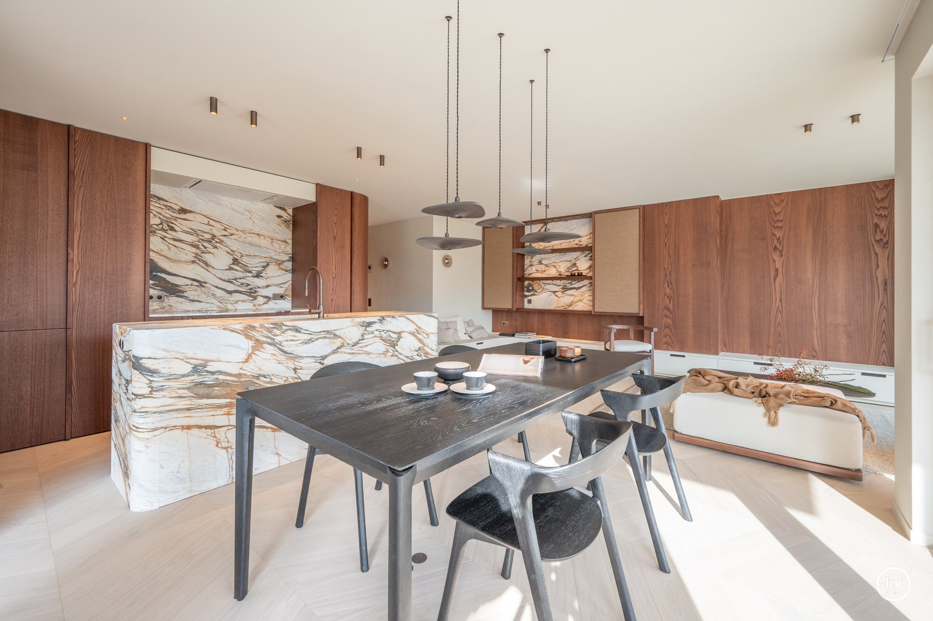 Volledig en subliem gerenoveerd zuid-west georiënteerd hoekappartement in een prestigieuze villaresidentie in het hart van het Zoute. 