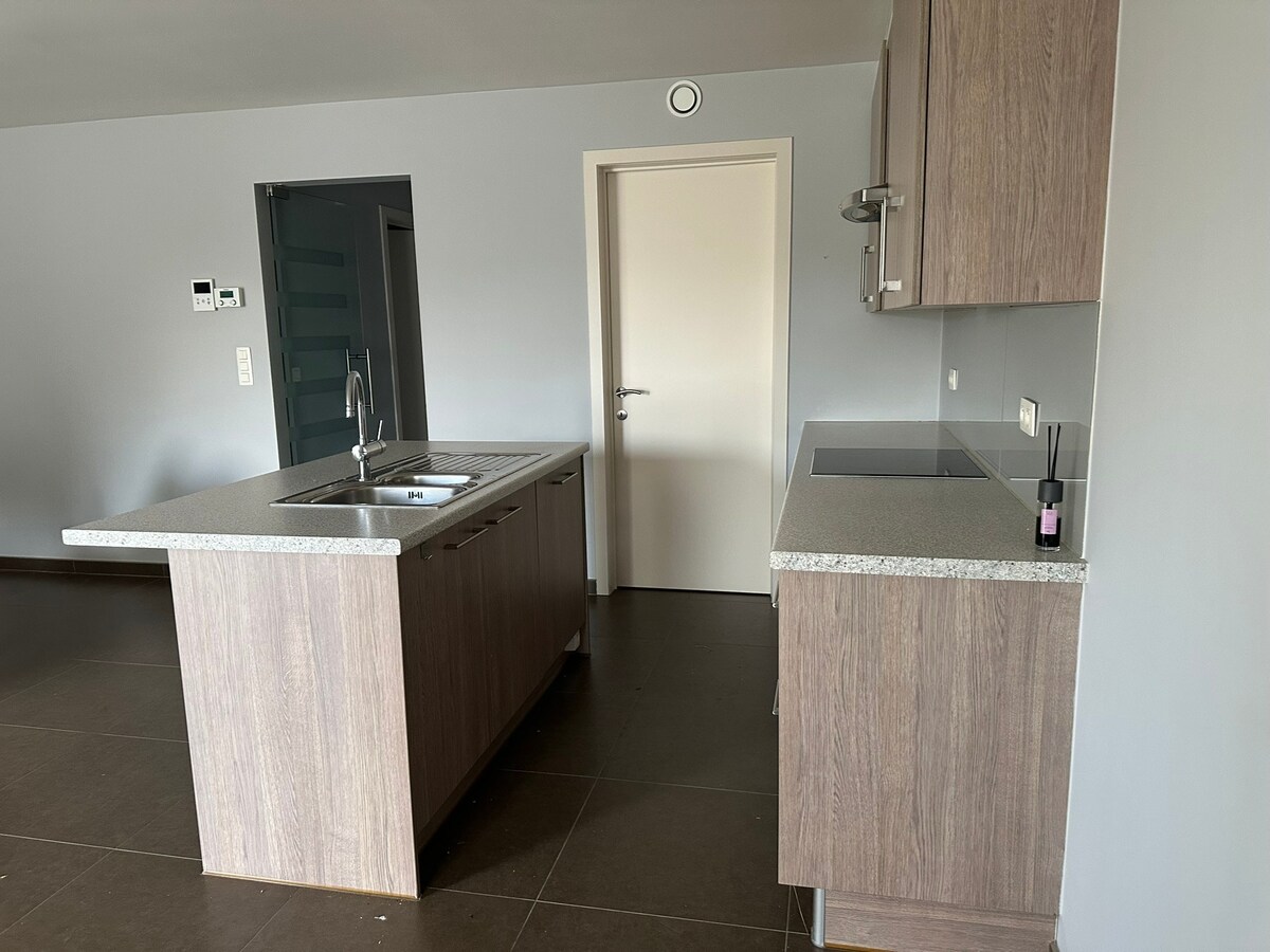 Gelijkvloers 3-gevel appartement met tuintje 