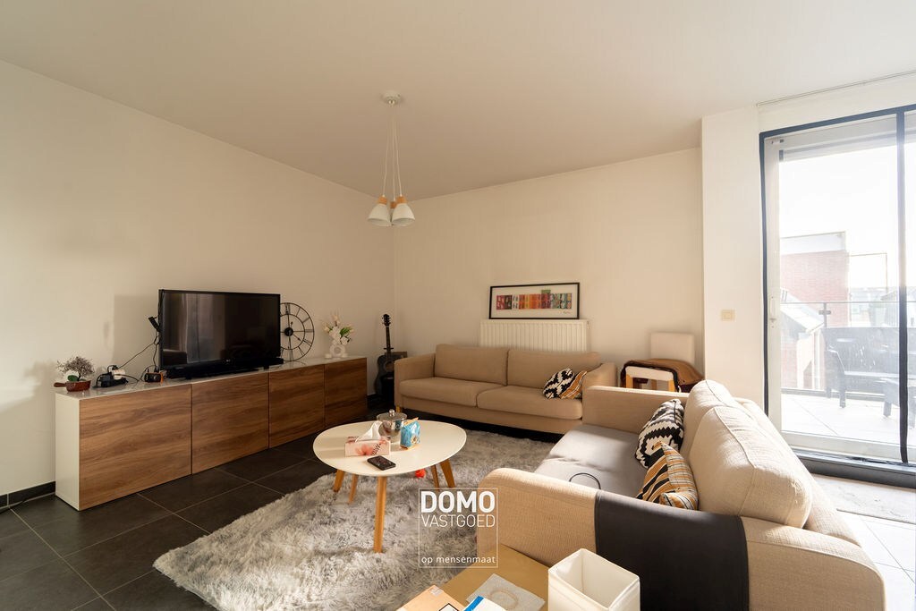 Instapklaar en lichtrijk 2-slaapkamerappartement met zonnig terras en parking in Diepenbeek 