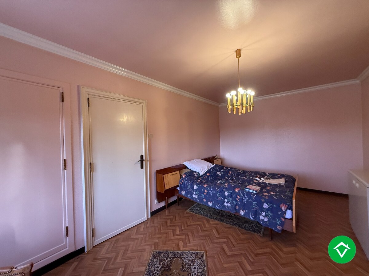 Karaktervolle, stevige woning met 4 slaapkamers, tuin en garage in centrum Roeselare 