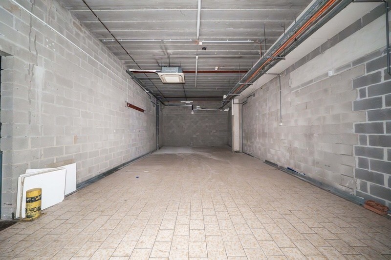 Rijksweg: Commercieel goed gelegen handelspand (ca 1.100 m²) met parking. 