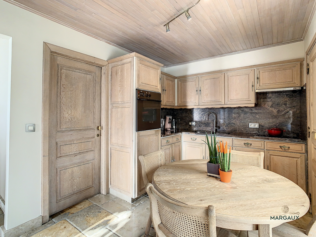 Instapklare halfopen bebouwing in rustige straat 