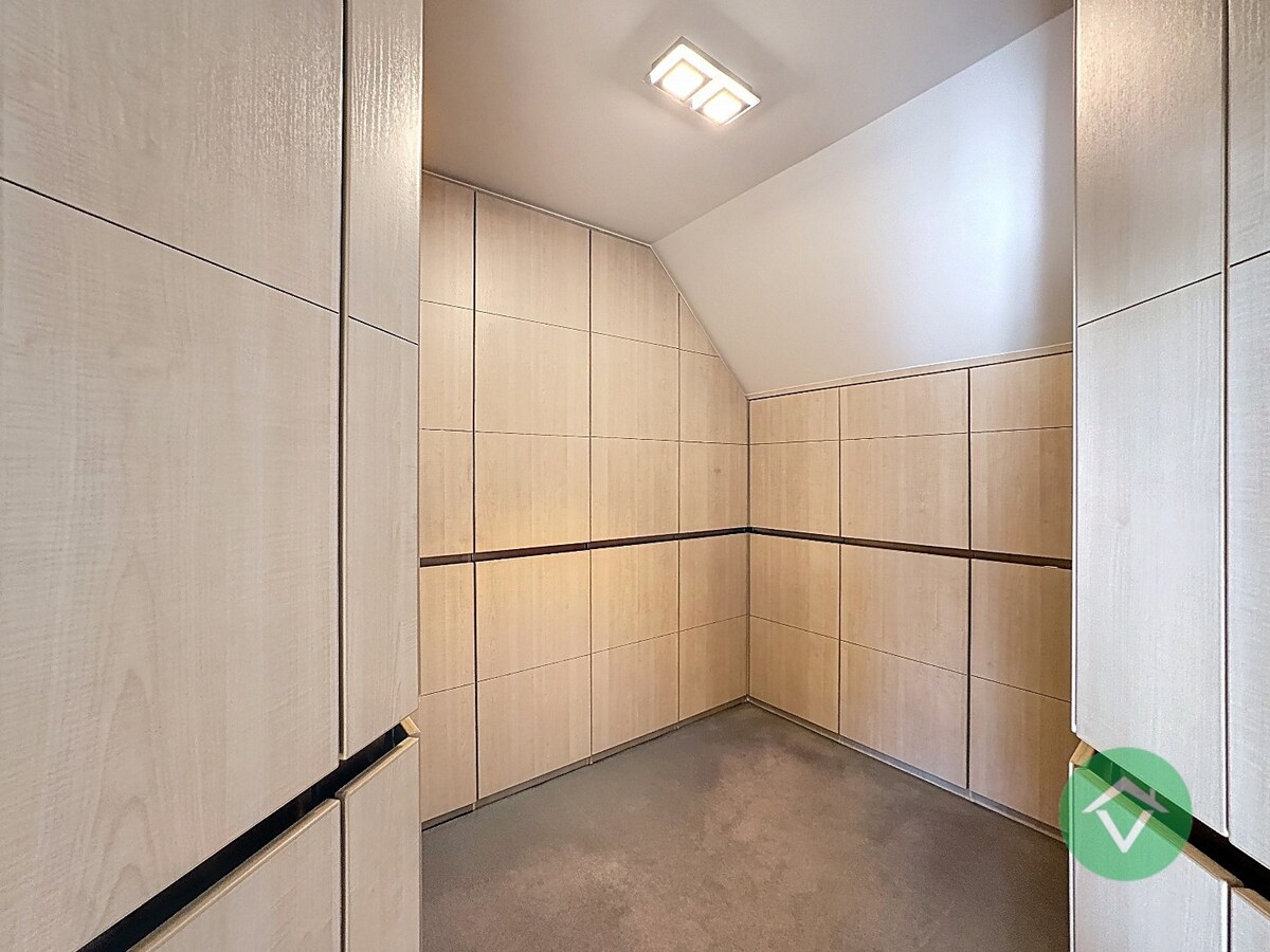 Deze instapklare handelswoning is gelegen in het centrum op een commerciële topligging op de markt van Koekelare 