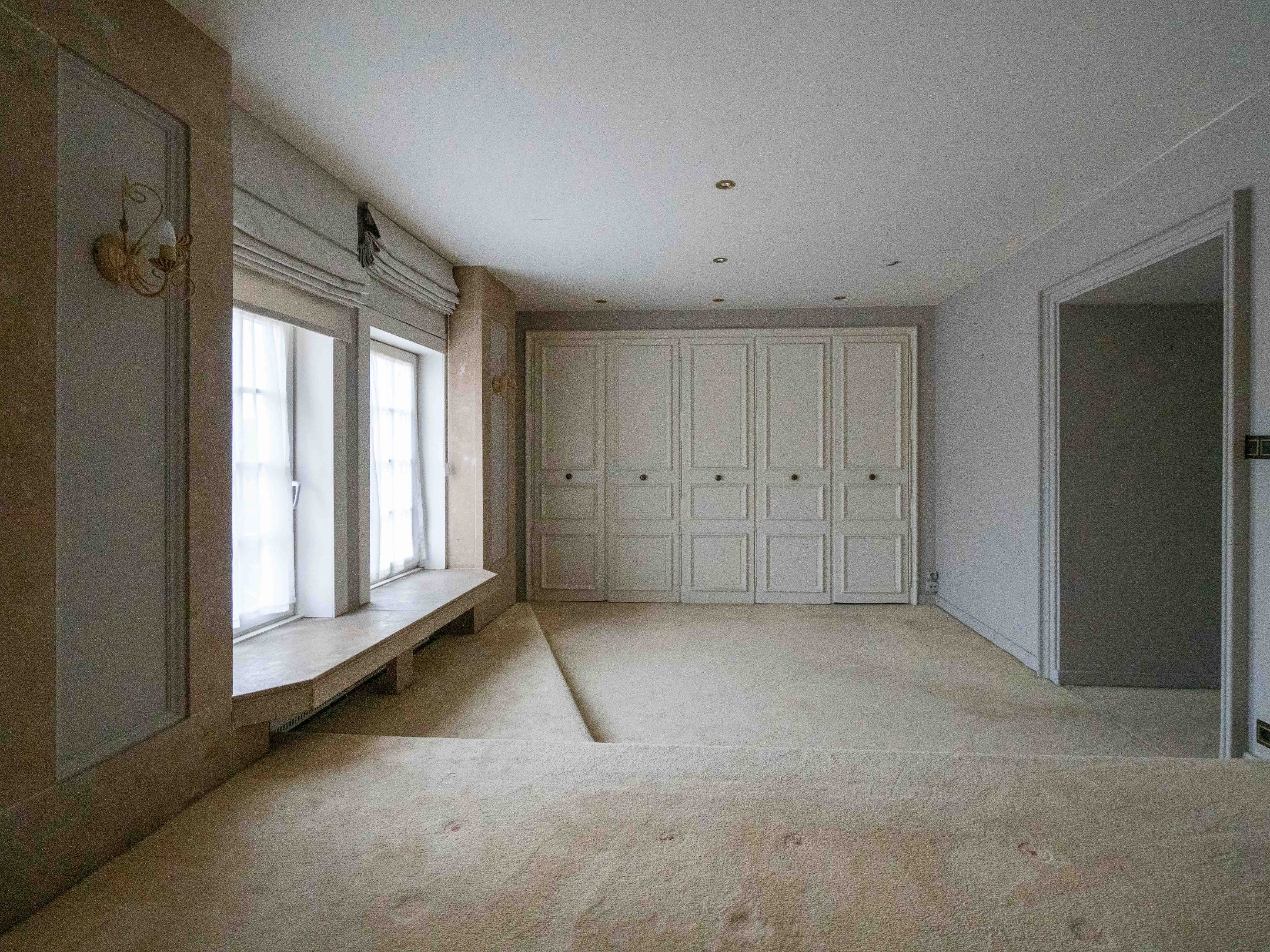 Villa met dubbele garage verscholen in het groen 