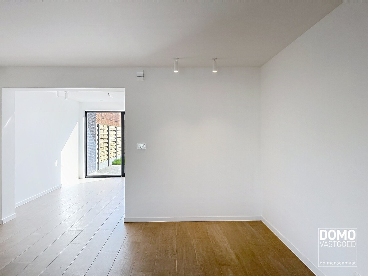 Instapklare totaalrenovatie met luxueuze afwerking, 4 slaapkamers en zuidgerichte tuin 