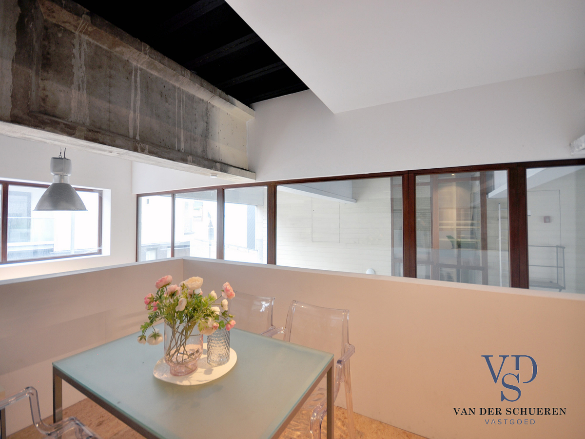 Eigentijdse loft voor wonen en werken. Opportuniteit als investeringspand ! 