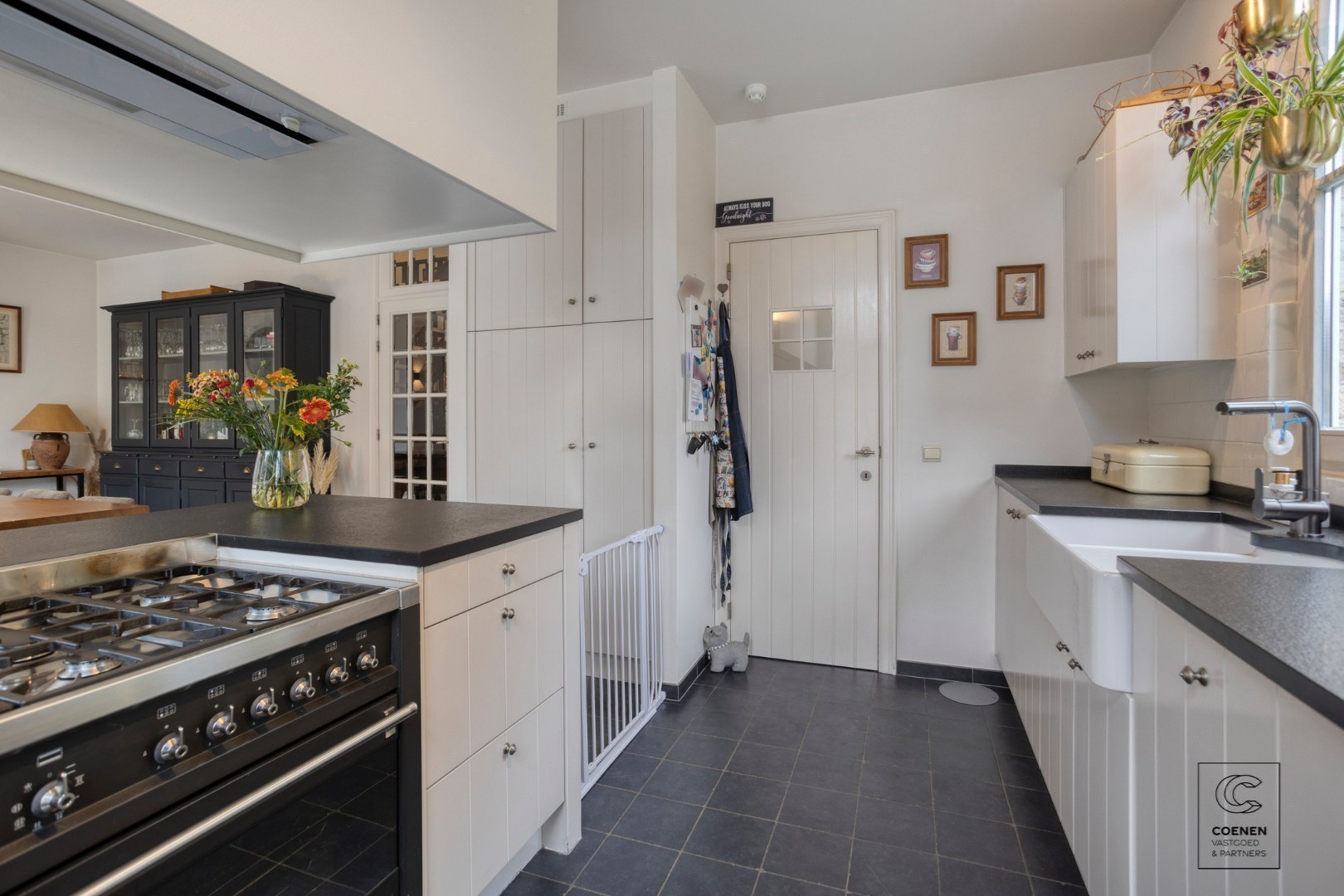 Prachtige woning met een bew. opp. van 302 m², 6 slpk, 3 bk en prachtige tuin met zwembad 