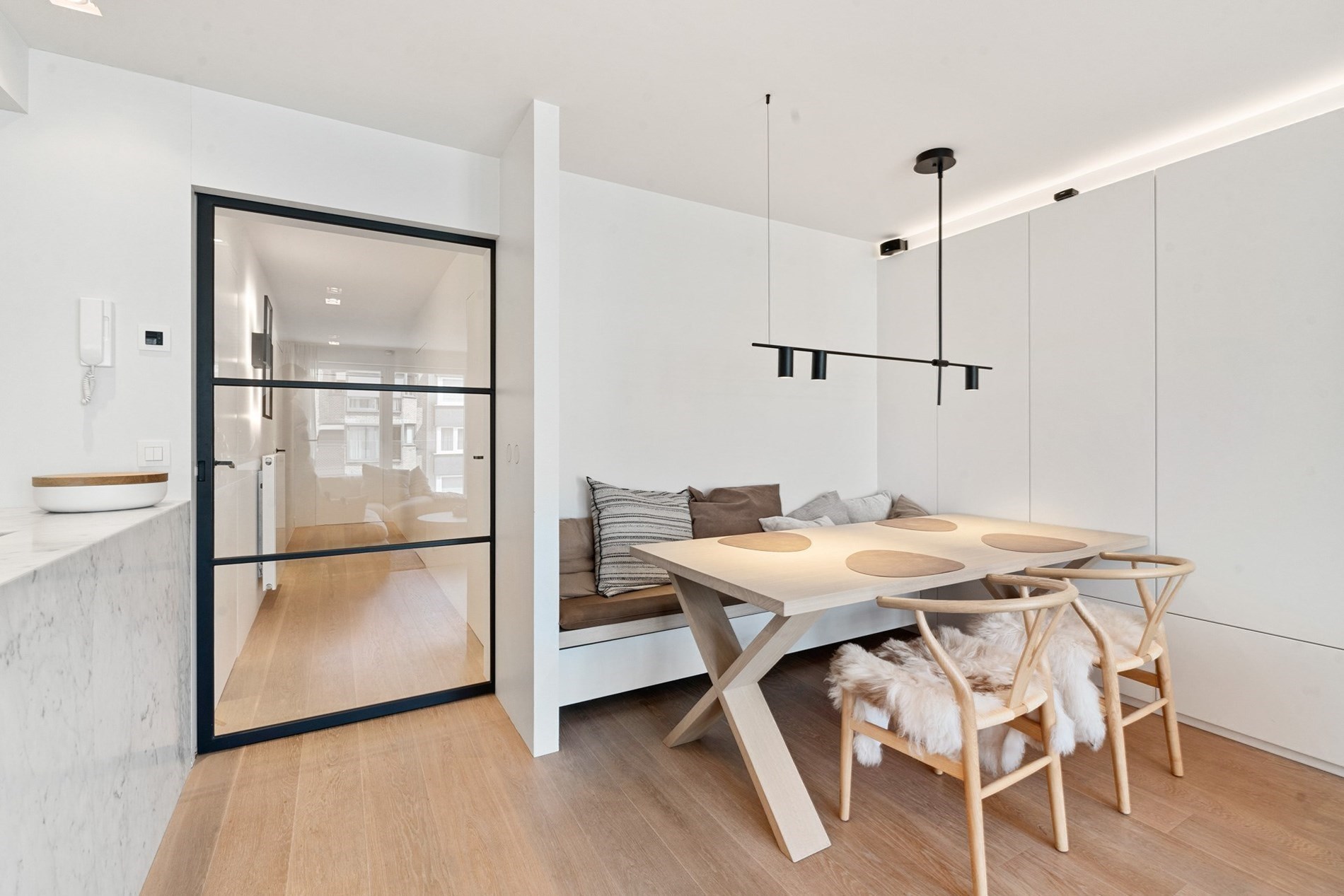 Bel appartement rénové, spacieux avec 2 chambres et une belle largeur de façade, situé au centre de l'avenue Lippens à Knokke. 