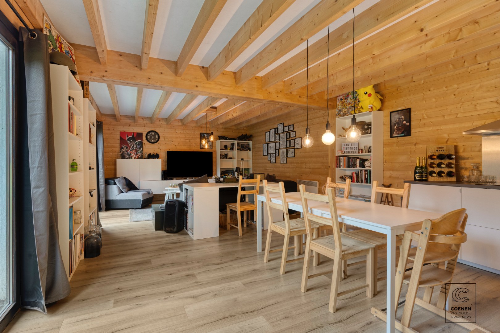 Lichtrijke en ruime villa van 338 m² met ingebouwd zwembad en tal van mogelijkheden voor co-housing of kangoeroewonen! 